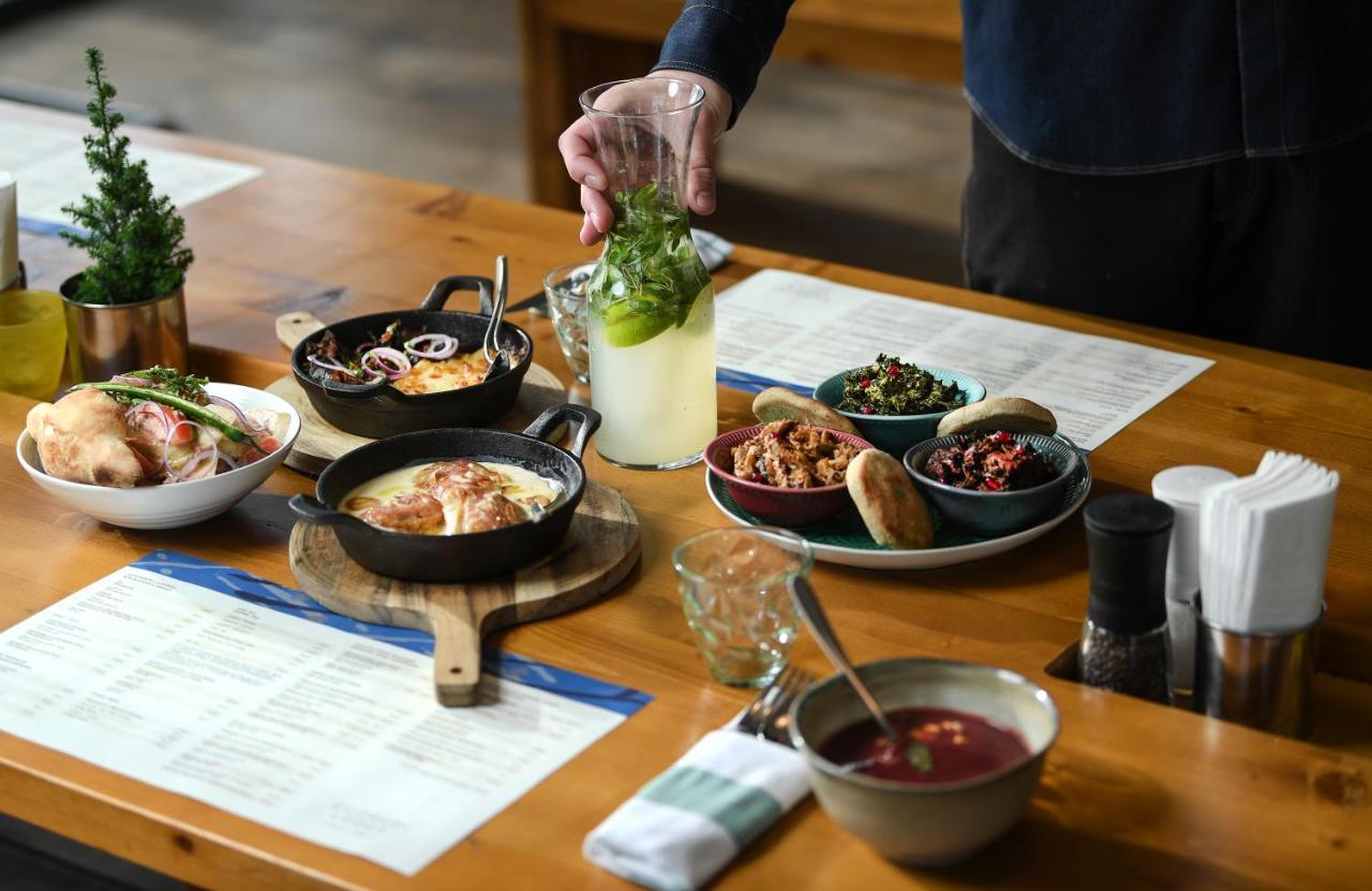 Gudauri Lodge ภายนอก รูปภาพ A selection of dishes at the restaurant