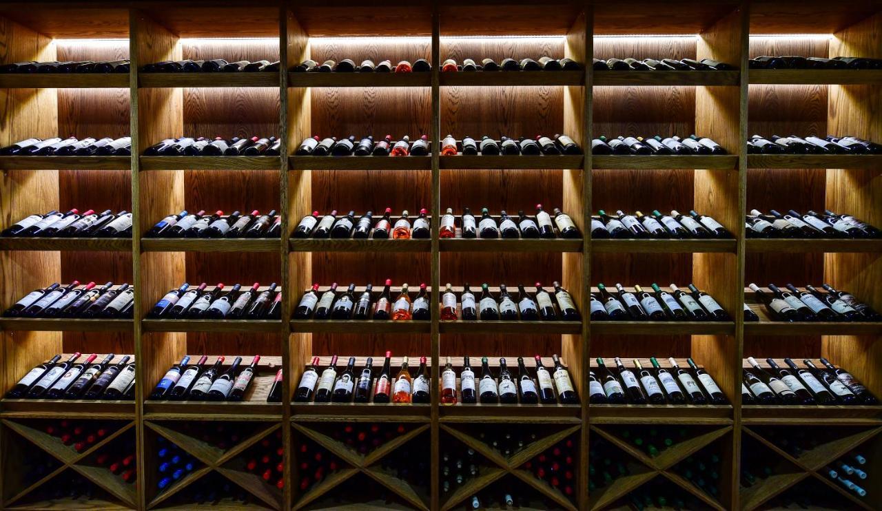 Gudauri Lodge ภายนอก รูปภาพ Wine bottles in a wine rack
