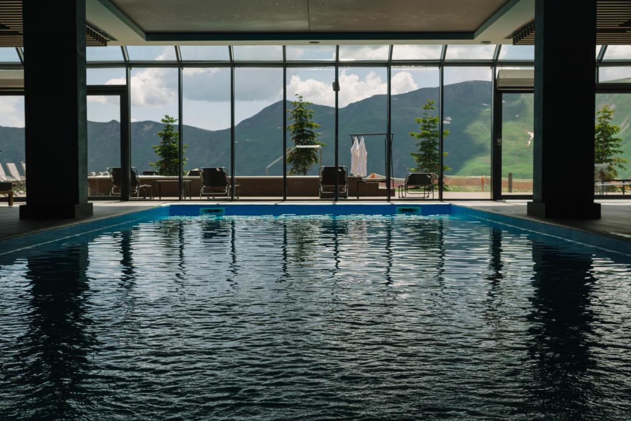 Gudauri Lodge ภายนอก รูปภาพ The swimming pool at the Hotel Axelmannstein