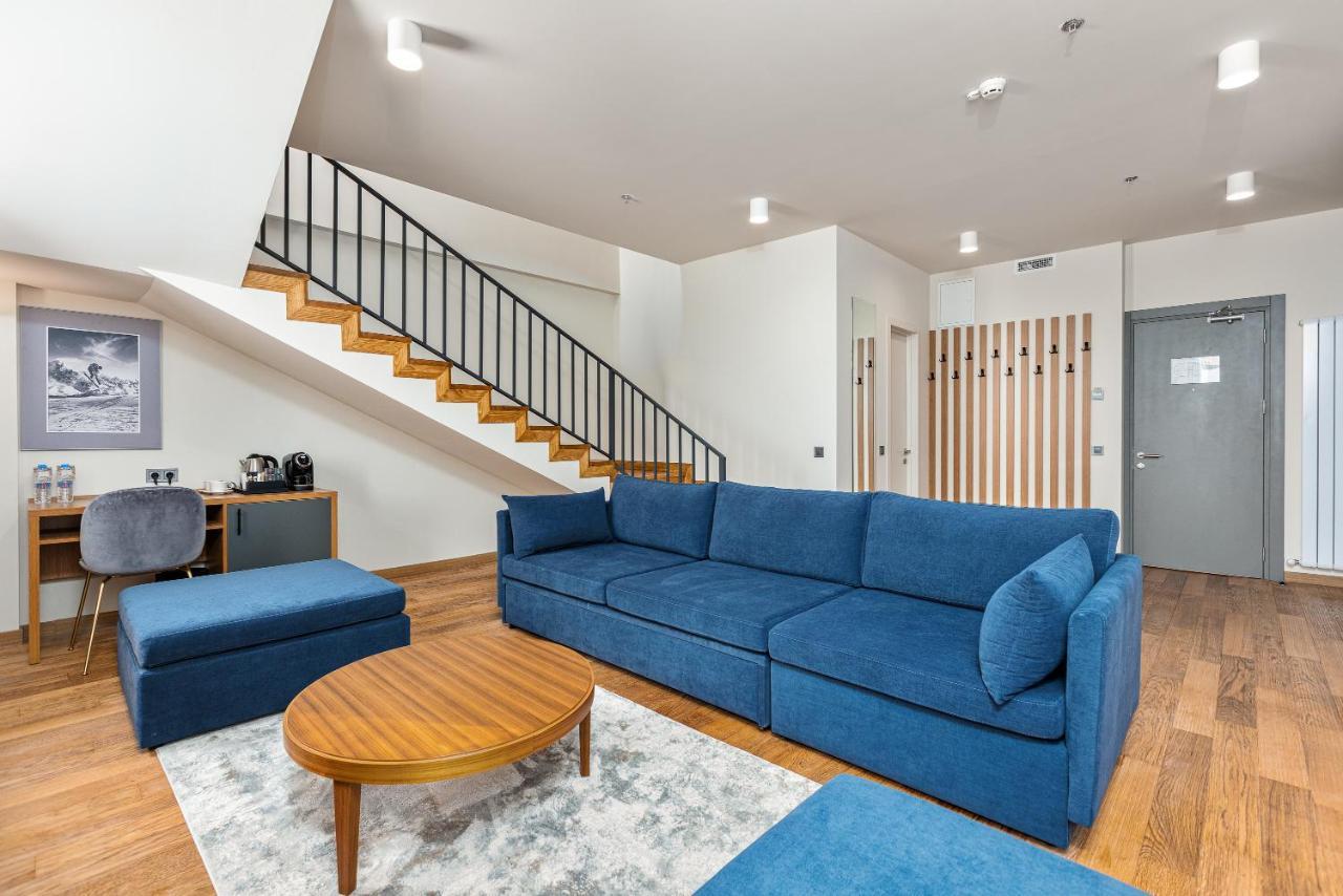 Gudauri Lodge ภายนอก รูปภาพ A modern living room