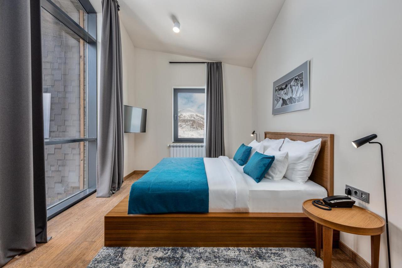 Gudauri Lodge ภายนอก รูปภาพ A bedroom in a hotel