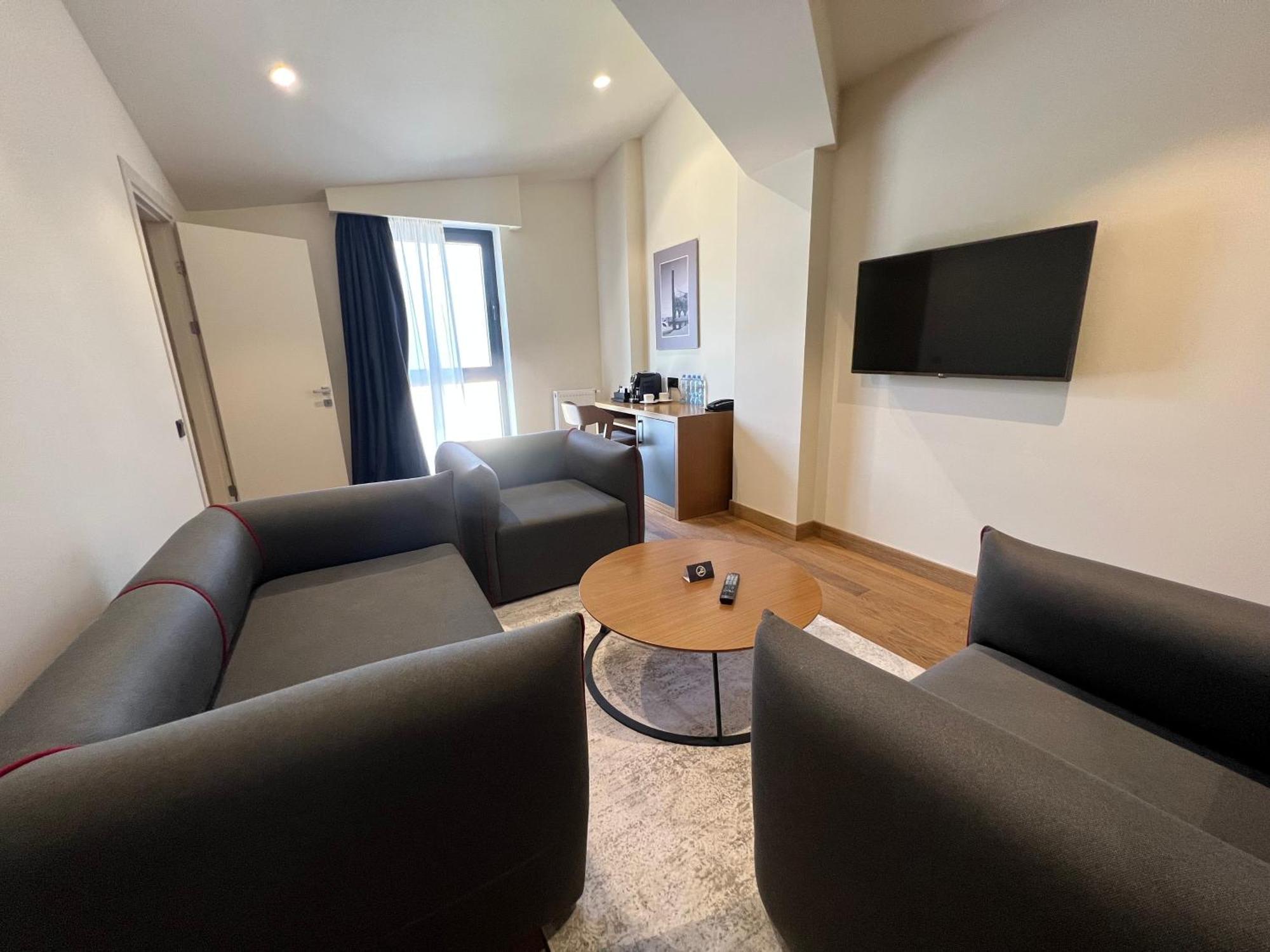 Gudauri Lodge ภายนอก รูปภาพ A living room at the hotel