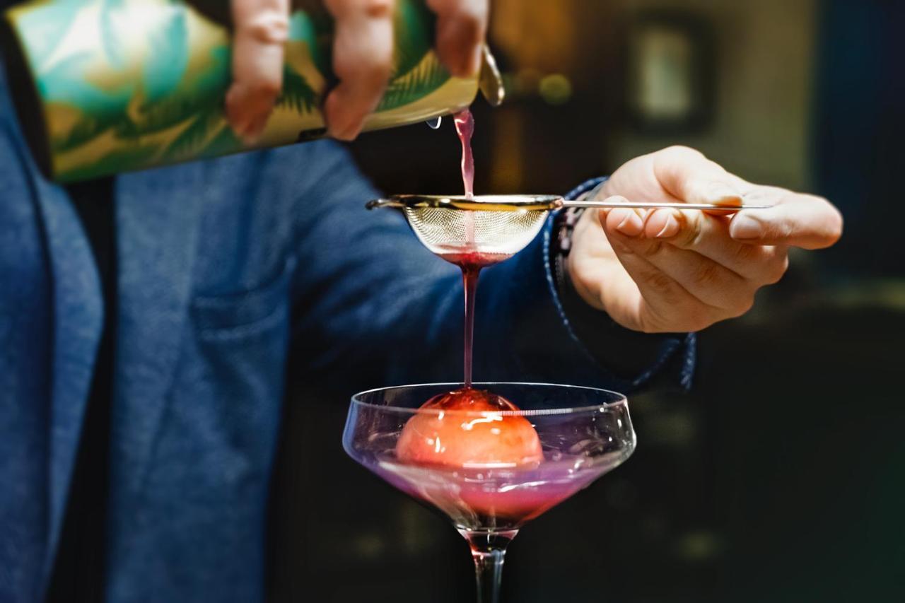 Gudauri Lodge ภายนอก รูปภาพ A bartender preparing a cocktail