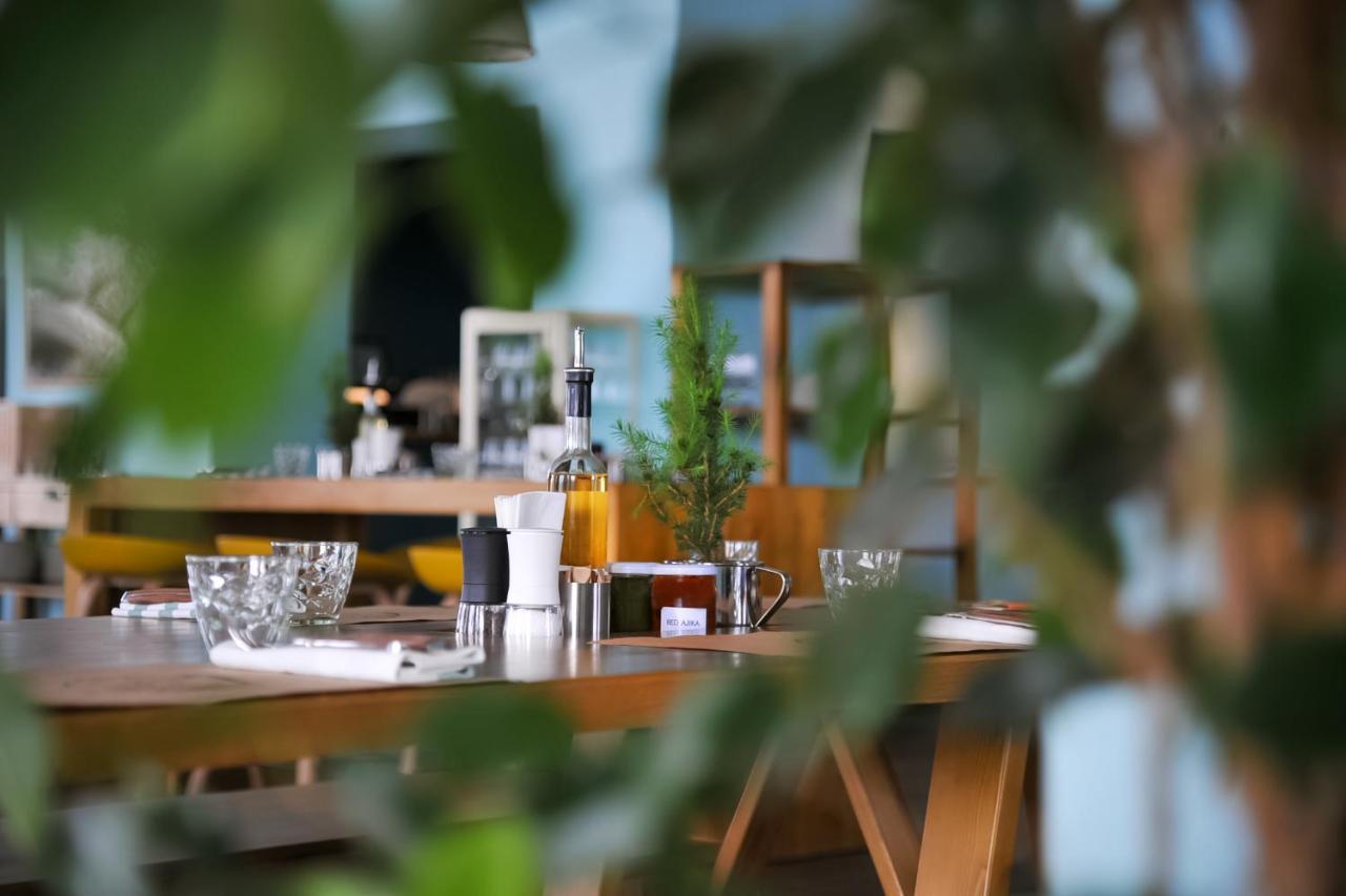 Gudauri Lodge ภายนอก รูปภาพ A table at a restaurant