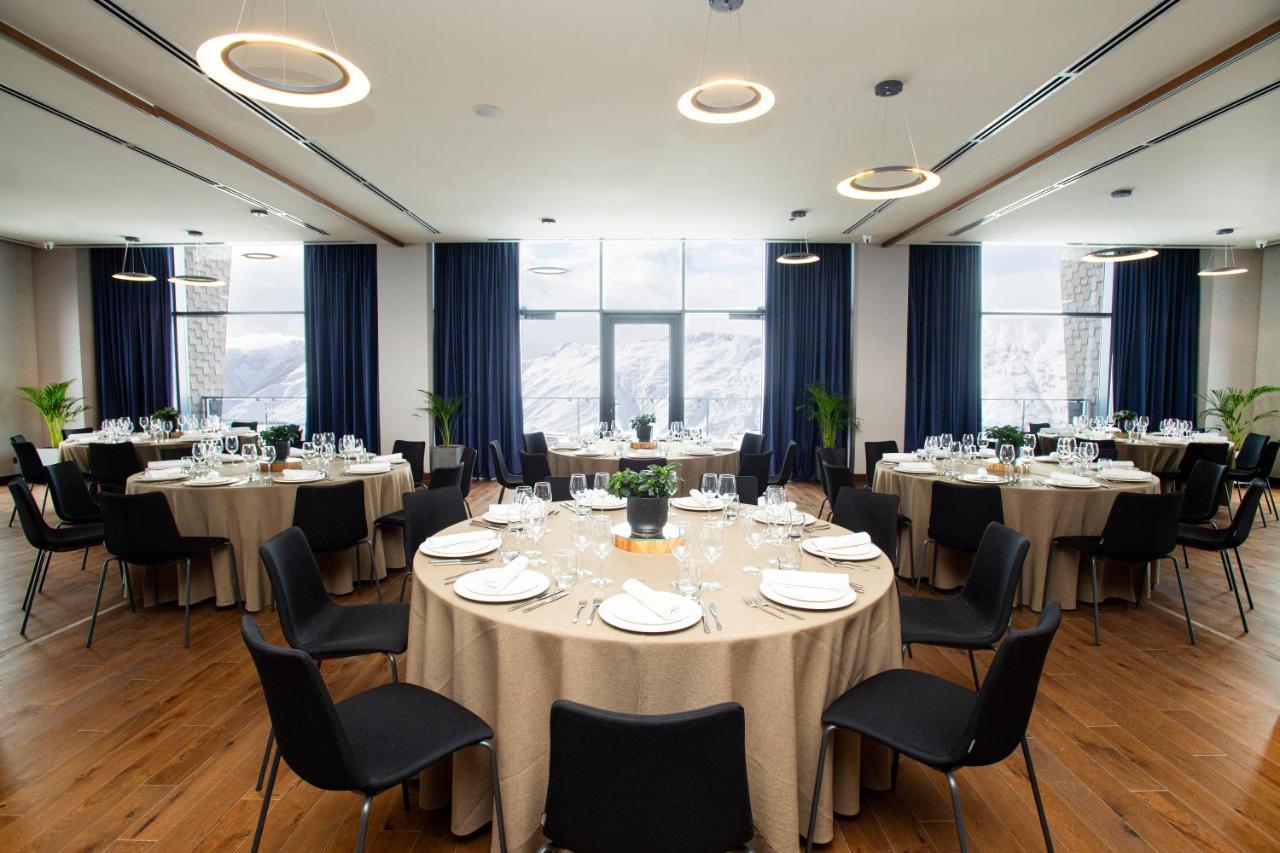 Gudauri Lodge ภายนอก รูปภาพ The interior of the conference hall