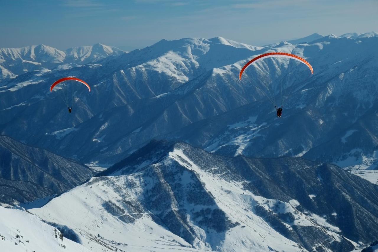 Gudauri Lodge ภายนอก รูปภาพ Parachute flight over the Alps