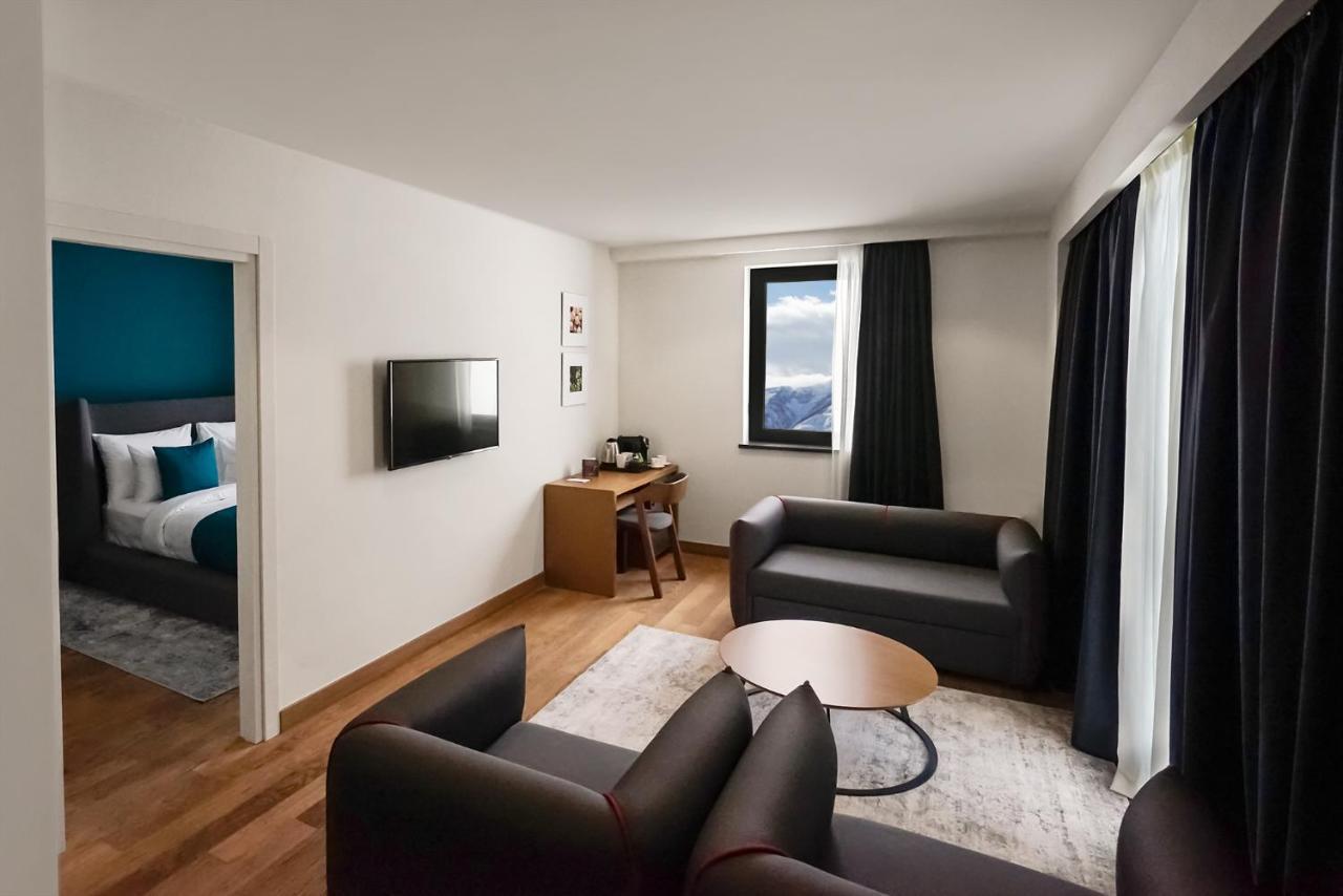 Gudauri Lodge ภายนอก รูปภาพ A suite at the hotel