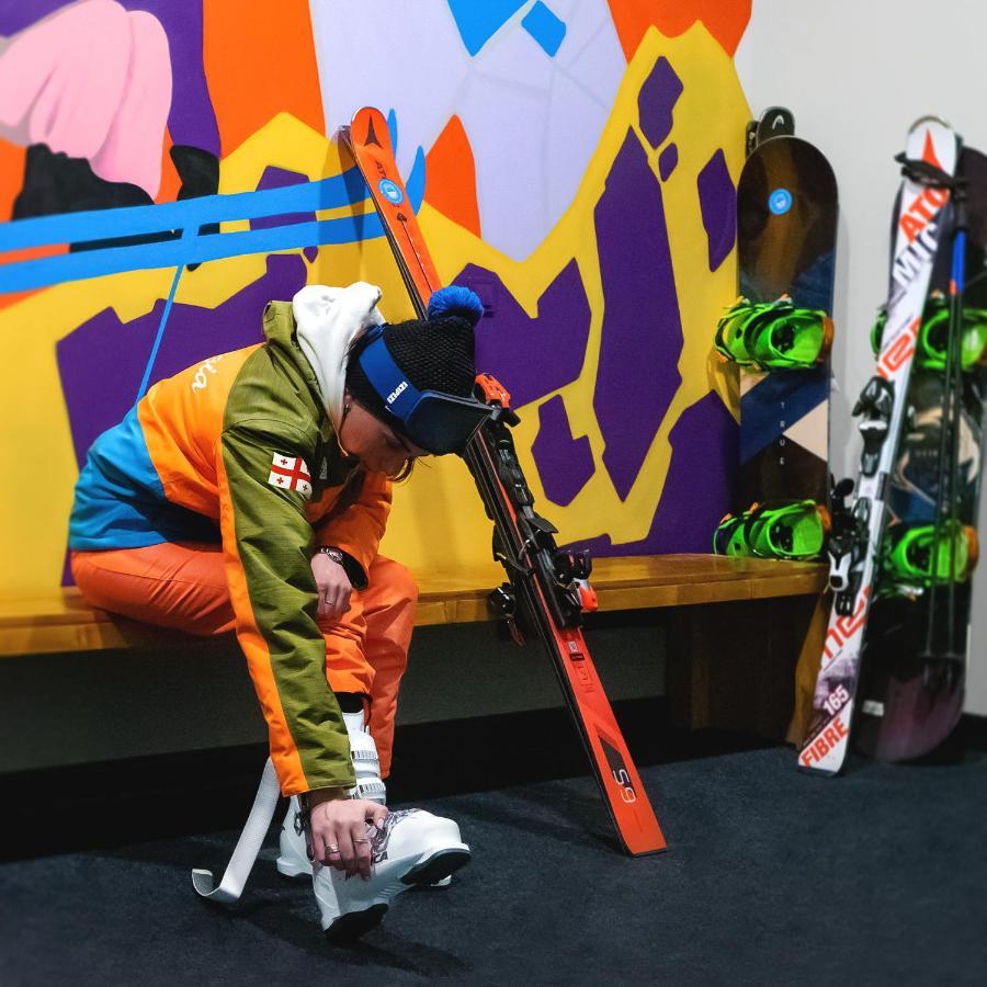Gudauri Lodge ภายนอก รูปภาพ A skier preparing to go on the slopes